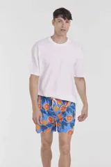 Short de baño azul con estampado de naranjas y hojas verdes.
