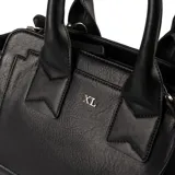 Cartera de mano estilo tote, confeccionada en símil cuero color negro con textura granulada. Presenta doble asa superior, correa larga ajustable y desmontable, y herrajes plateados. Incluye cierre principal y logo metálico de la marca en el frente.