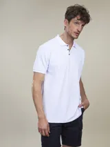 Chomba manga corta color azul marino con cuello clásico y tapeta con tres botones. Corte clásico.