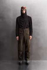 Pantalón deportivo de esquí color negro, confeccionado en tejido técnico impermeable de tres capas con costuras y cremalleras termoselladas. Cuenta con tirantes elásticos regulables, cintura ajustable, bolsillos frontales con cierre, refuerzos en la parte inferior de la pernera y sistema de rescate RECCO integrado.