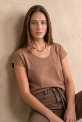 Remera de algodón peinado color marrón claro, con escote redondo amplio y mangas cortas.