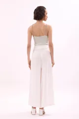 Top de tejido de punto color verde menta, con escote asimétrico de un solo tirante ancho.