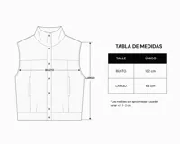 Chaleco de pana con cuello alto estructurado y cierre frontal mediante broches metálicos. Presenta un diseño de corte relajado con bolsillos laterales integrados.