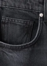 Jeans de tiro medio y corte recto en color gris oscuro con efecto lavado, diseño de cinco bolsillos y trabillas para cinturón.