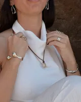 Anillo plateado con textura irregular y diseño rústico.