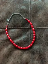 Collar corto de cuentas de cristal facetado en color rojo, con cierre y cadena de extensión de acero quirúrgico.
