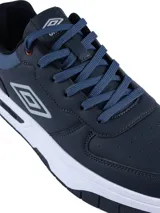 Championes de running Umbro modelo Icon, color azul con detalles en naranja y suela blanca. Presentan una combinación de malla transpirable y refuerzos sintéticos, con el logo de la marca en el lateral.