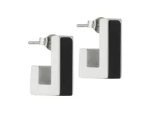 Par de caravanas de acero italiano con forma rectangular y lámina de acrílico negra. Cierre tipo pin. Largo total: 1.5 cm. Ancho: 0.5 cm.