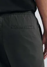 Bermuda de corte recto en color negro, confeccionada en tejido de algodón, con cierre frontal y bolsillos laterales.