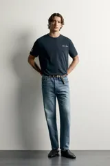Remera regular fit de algodón color negro, con cuello redondo, manga corta y logo bordado en contraste en el delantero con firma de Ayrton Senna.
