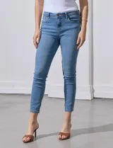 Jean elastizado de tiro alto, marca One Five One. Modelo skinny al tobillo, con pretina con pasadores, cierre y botón metálico. Tres bolsillos delanteros y dos traseros.