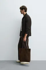 Chaqueta regular fit de tejido técnico interlock de algodón elástico, color azul marino. Presenta cuello subido, manga larga, bolsillos de vivo en la cadera, acabados en rib y cierre frontal con cremallera.