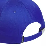 Gorra azul con visera plana y logo de Adidas bordado en blanco.