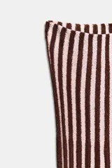 Falda midi plisada de tiro alto con cintura elástica, en color marrón y blanco a rayas verticales.