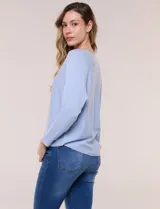 Buzo tejido liviano de calce holgado color celeste, con escote bote y mangas tipo dolman.