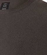 Remera masculina de corte relajado, color gris oscuro, con cuello redondo, manga corta y textura chevron.