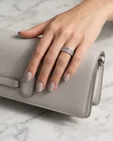Anillo de plata 925 con diseño de banda ancha compuesto por múltiples filas de pequeñas piedras brillantes engastadas.