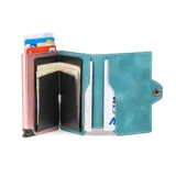 Billetera tarjetero automática con estructura de aluminio y revestimiento de cuero bicolor en tonos verde oliva y beige. Cuenta con un cierre de broche a presión y el logo de la marca grabado en la parte inferior.