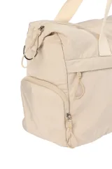Bolso tipo shopper de nylon color negro, amplio y funcional. Cuenta con cierre superior, asas reforzadas para llevar al hombro y correa ajustable extraíble. Incluye bolsillos externos con cierre para mayor organización.