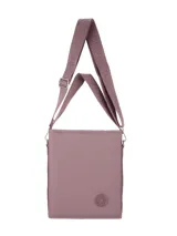 Bandolera de diseño minimalista en color rosado, con correa ajustable de tela grabada con el logo de la marca y aplique circular con logo en la parte inferior.