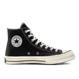 Zapatillas Converse Chuck 70 Hi de lona negra con detalles en blanco, caña alta y parche con el logo de Converse All Star en el lateral.