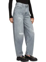 Pantalón de jean celeste con corte globo, tiro alto, cinco bolsillos y roturas en ambas piernas.