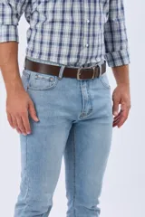 Pantalón de jean skinny color celeste claro, de corte ajustado y silueta definida.