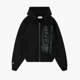 Campera tipo hoodie con cierre frontal, color negro, de corte oversize. Presenta un estampado gráfico en tono gris oscuro en el frente con el logo de la marca y la inscripción Nude Project Team, además de un pequeño bordado de una cereza en la manga.