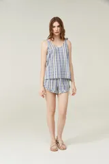 Musculosa de tejido ligero con estampado de rayas verticales en tonos azules y beige. Presenta escote redondo y breteles finos anudados en los hombros.