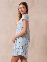 Camisón corto de tejido suave estampado, con cuello redondo y mangas cortas.