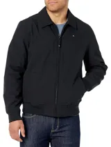 Campera negra de poliéster con cuello camisero, cierre frontal con cremallera, dos bolsillos laterales y logo de Tommy Hilfiger bordado en el pecho.