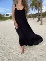 Vestido largo negro con tirantes gruesos con detalle de tachas.
