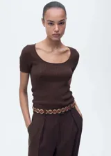 Jersey de punto acanalado color marrón, con cuello redondo escotado y mangas cortas.