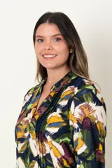 Blusa estampada de jersey en tonos de azul, verde y mostaza con detalle de alforzas en el frente.