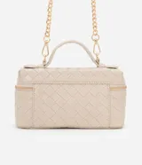 Cartera femenina tipo baú pequeña color beige, con textura tressê, correa de mano fija, cierre por cremallera y asa larga desmontable.