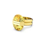 Anillo con cristal amarillo de talla cuadrada, cierre magnético y doble banda bañada en tono oro. Diseñado por Giovanna Engelbert para Swarovski.
