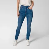 Pantalón de jean skinny de tiro alto, color azul medio. Diseño clásico de cinco bolsillos, cierre con cremallera y botón metálico.