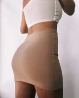 Minifalda negra de crepe, tiro alto, corte ajustado y tajo lateral.