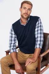 Chaleco gris de hilo de algodón con cuello en V y logo bordado en el pecho.