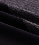 Suéter de corte regular y cuello redondo, confeccionado en viscosa y poliamida con textura de tricot. Presenta diseño de bloques de color en tonos blanco, beige y marrón claro con superficie texturizada.