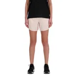 Short deportivo New Balance de dama, color rosa pálido, con tecnología NB Dry que absorbe la humedad.