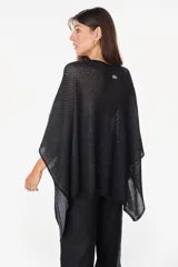 Blusa de punto estilo poncho en color beige, con diseño amplio, cuello redondo y aplique de etiqueta con el logo de la marca en el borde inferior.