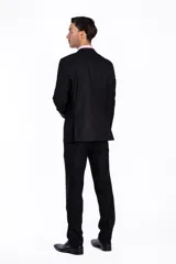 Traje de dos piezas color negro, compuesto por un saco entallado de un botón y pantalón de corte recto. Confeccionado en poliviscosa, ofrece un acabado clásico y elegante.