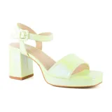 Sandalias blancas de vestir con plataforma y tacón cuadrado. Tira delantera ancha y tira al tobillo con hebilla.