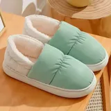 Pantuflas cerradas impermeables de color verde menta con diseño acolchado, interior de corderito blanco y suela de goma blanca.