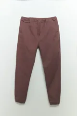 Pantalón jogger marrón con cintura elástica ajustable con cordón y bolsillos laterales.