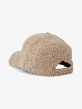 Gorra con visera color beige, confeccionada en tela tipo corderito, ideal para los días fríos.