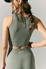 Top deportivo sin mangas color verde, tejido en morley con escote redondo y logo tejido en la espalda.