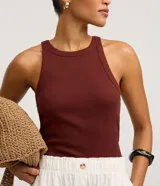 Musculosa basica de rib de algodon color bordo con cuello redondo y corte regular.