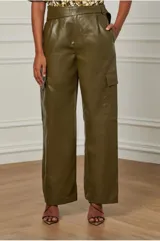 Pantalón cargo verde militar de efecto piel, con hebilla en la cintura, bolsillos laterales ocultos y bolsillos cargo.